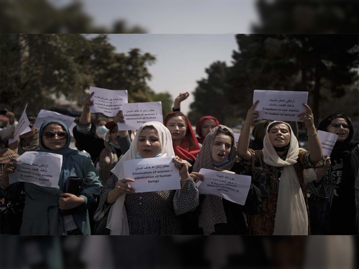 काबुल में इतवार को काम से हटाये जाने पर तालिबान सरकार का विरोध करती कामकाजी महिलाएं 