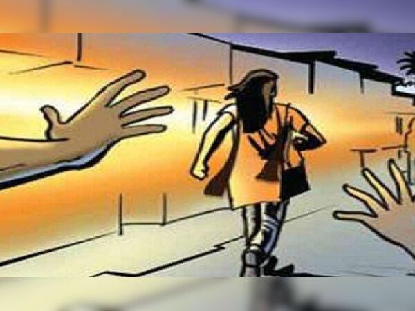 ग्रामीणों ने नाबालिग छात्रा के साथ अश्लील हरकतें करते प्रधानाध्यापक को पकड़ा(फाइल फोटो) 