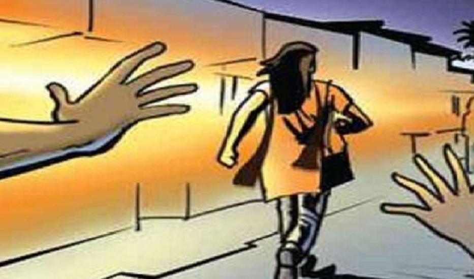 ग्रामीणों ने नाबालिग छात्रा के साथ अश्लील हरकतें करते प्रधानाध्यापक को पकड़ा(फाइल फोटो) ग्रामीणों ने नाबालिग छात्रा के साथ अश्लील हरकतें करते प्रधानाध्यापक को पकड़ा(फाइल फोटो)