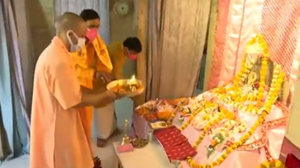 यूपी में BJP सरकार के साढ़े चार साल: रामलला के दरबार पहुंचे CM योगी, 2022 के लिए लिया आशीर्वाद
