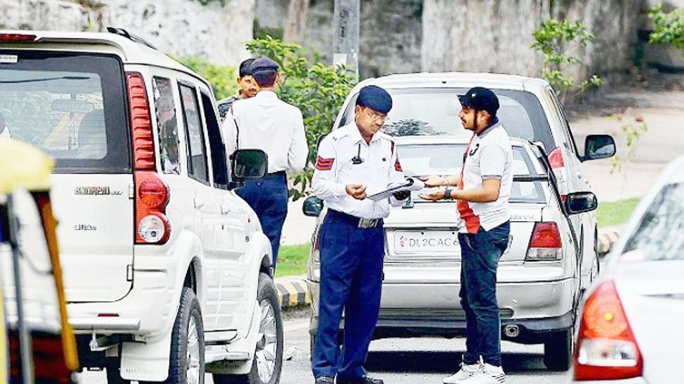 Delhi: गाड़ी चलाते समय पॉल्यूशन कंट्रोल सर्टिफिकेट साथ लेकर चलना न भूलें, नहीं तो हो सकती है जेल
