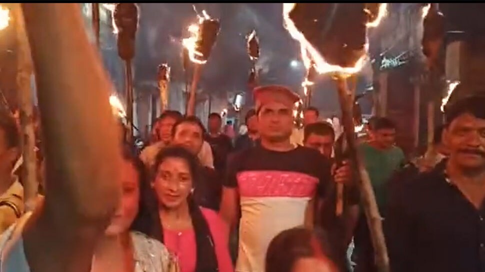 चिरमिरी जिला मुख्यालय बनाओ संघर्ष समिति ने निकाली मशाल रैली, 300 से ज्यादा लोगों का मिला समर्थन