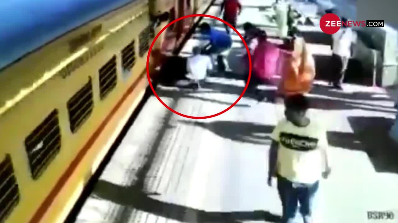 Viral Video: चलती ट्रेन में चढ़ने की कोशिश कर रही महिला गिरी, Passenger ने ऐसे बचाई जान