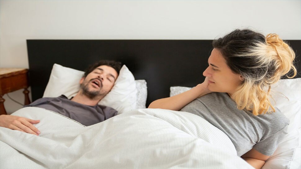 क्या आप भी सोते वक्त लेते हैं खर्राटे? जानें ये आदत सेहत के लिए अच्छी है या खराब