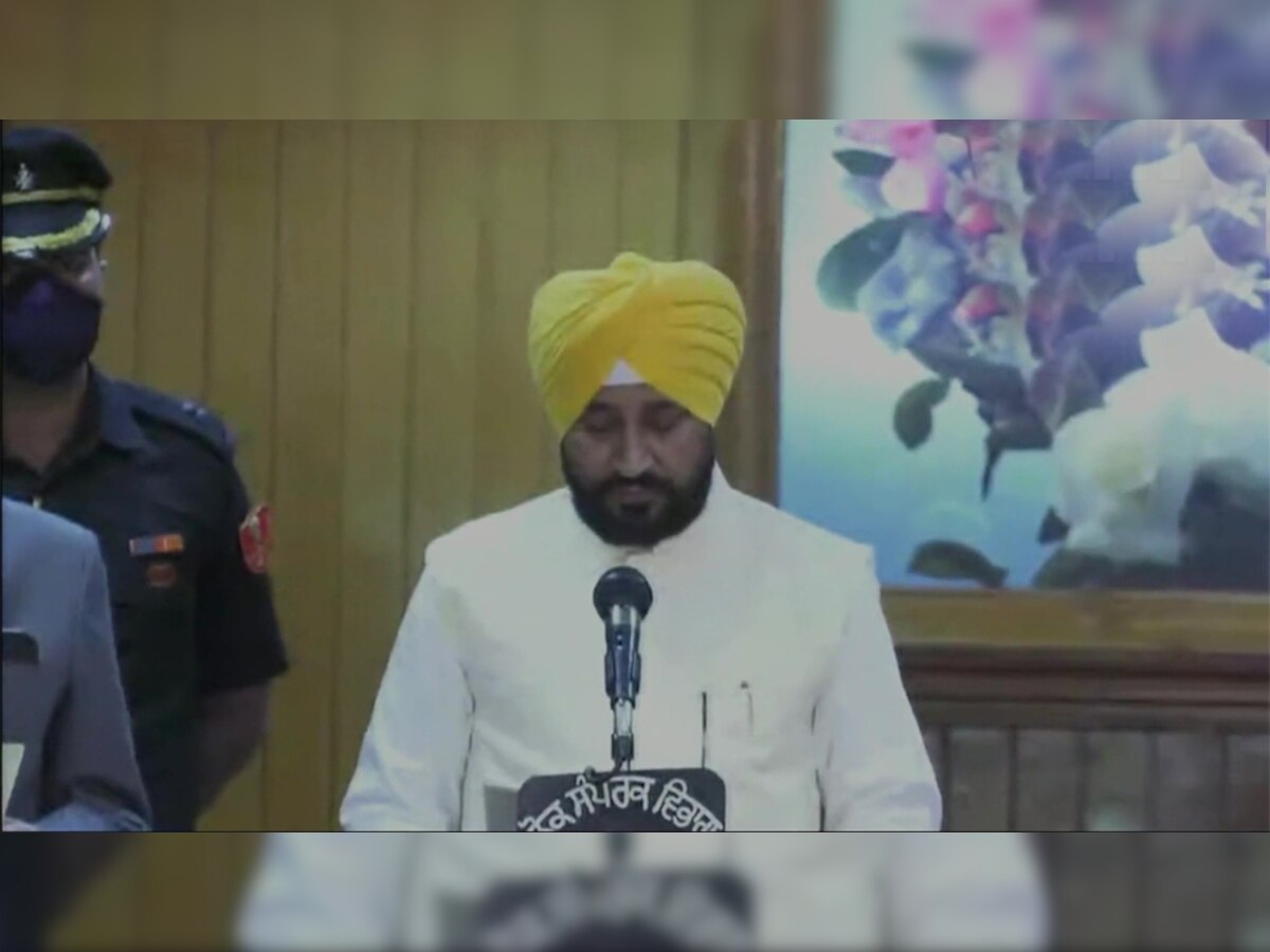 Punjab CM Oath: चरणजीत सिंह चन्नी बने CM, सुखजिंदर रंधावा-ओपी सोनी ने ली डिप्टी सीएम पद की शपथ