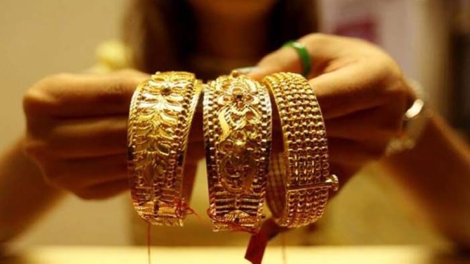 Gold Price Today: सोना खरीदने का शानदार मौका! 6 महीने के सबसे निचले स्तर पर गोल्ड, जानें 10 ग्राम के रेट