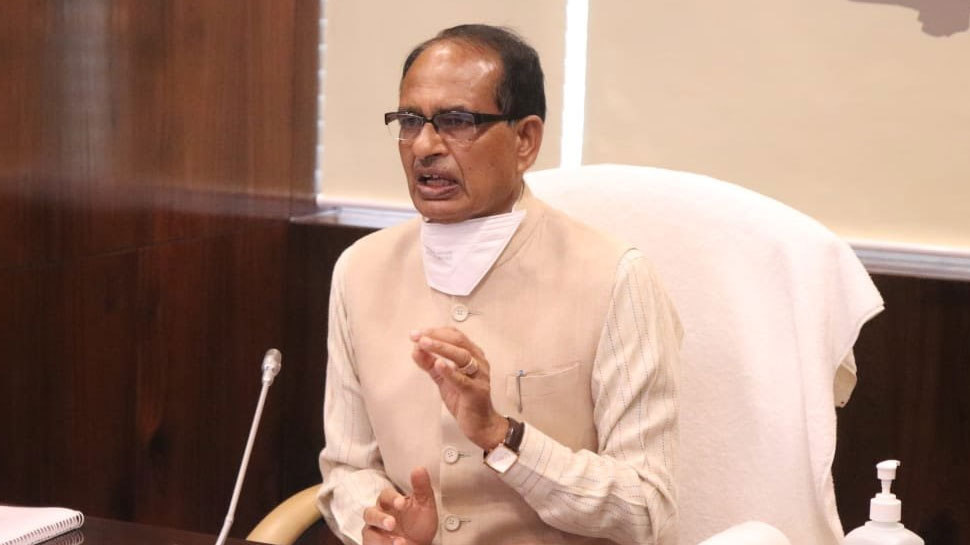 कमिश्रन्स कॉन्फ्रेंस में बोलते MP सीएम शिवराज सिंह चौहान कमिश्रन्स कॉन्फ्रेंस में बोलते MP सीएम शिवराज सिंह चौहान