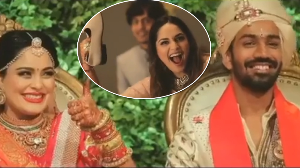 जीजू के सामने जूते दिखाकर कुछ ऐसे एक्सप्रेशन देने लगी साली, हंसने लगे आस-पास खड़े लोग जीजू के सामने जूते दिखाकर कुछ ऐसे एक्सप्रेशन देने लगी साली, हंसने लगे आस-पास खड़े लोग