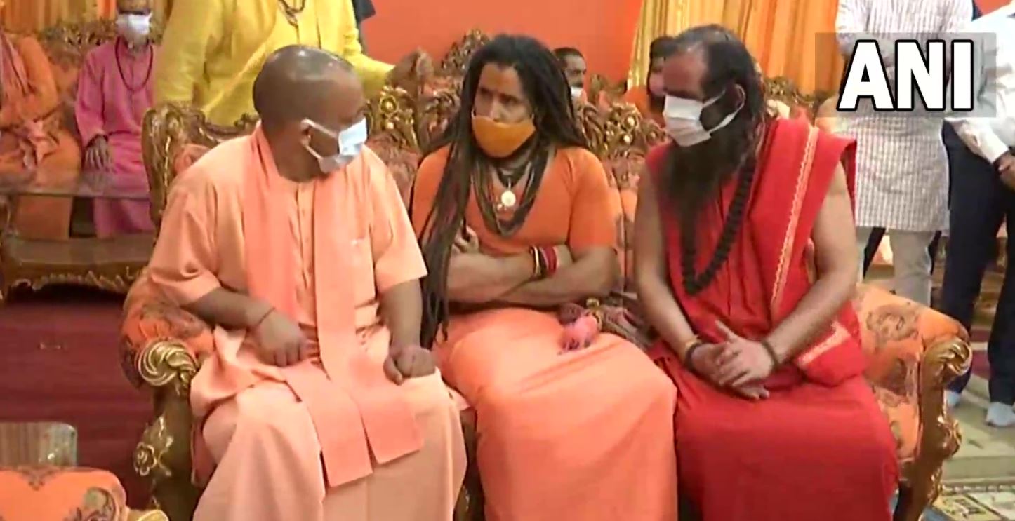 योगी ने महंत गिरी को दी अंतिम श्रद्धांजलि, कहा- उनकी मृत्यु दुखद घटना