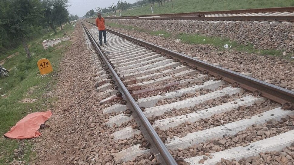 फाटक के किनारे चलते-चलते अचानक ट्रेन के आगे कूद गई महिला, देखने वालों के उड़े होश