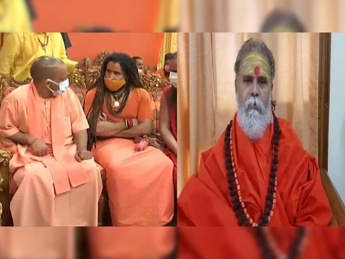 सीएम योगी के साथ बैठे बलवीर गिरी (L) और महंत नरेंद्र गिरी (R)