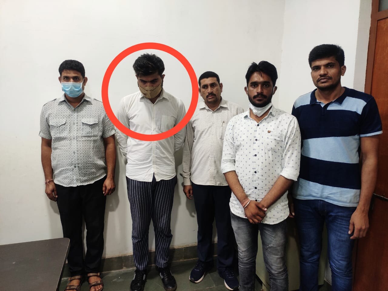 महिलाओं के हक के निवाले पर भी भूखी नजर, 7 हजार की रिश्वत लेता कर्मचारी गिरफ्तार