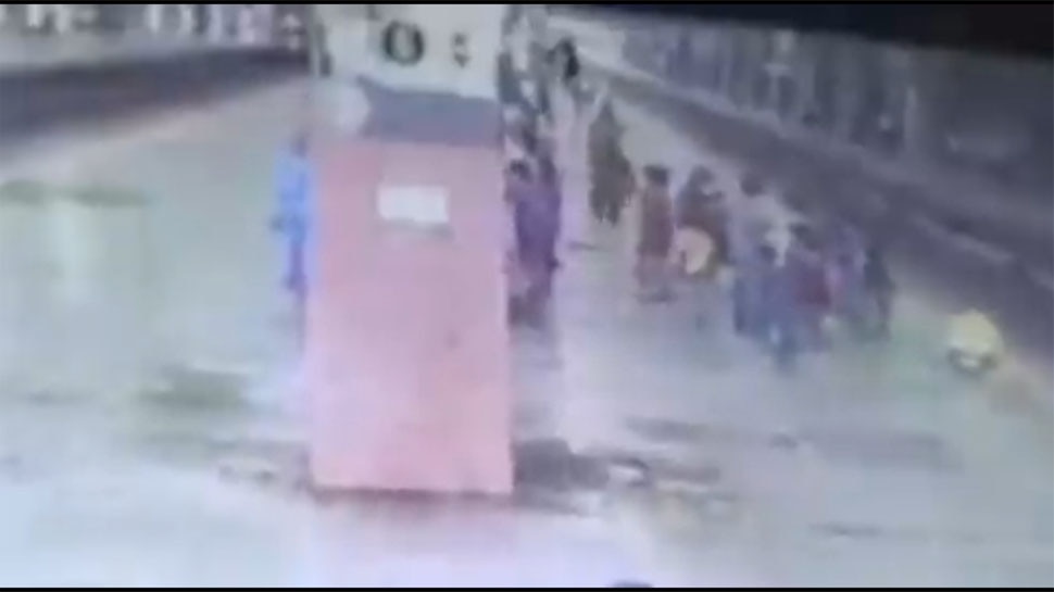 Mumbai: जालिम बाप ने बेटे को स्टेशन पर पटक-पटककर मार डाला, देखिए VIDEO