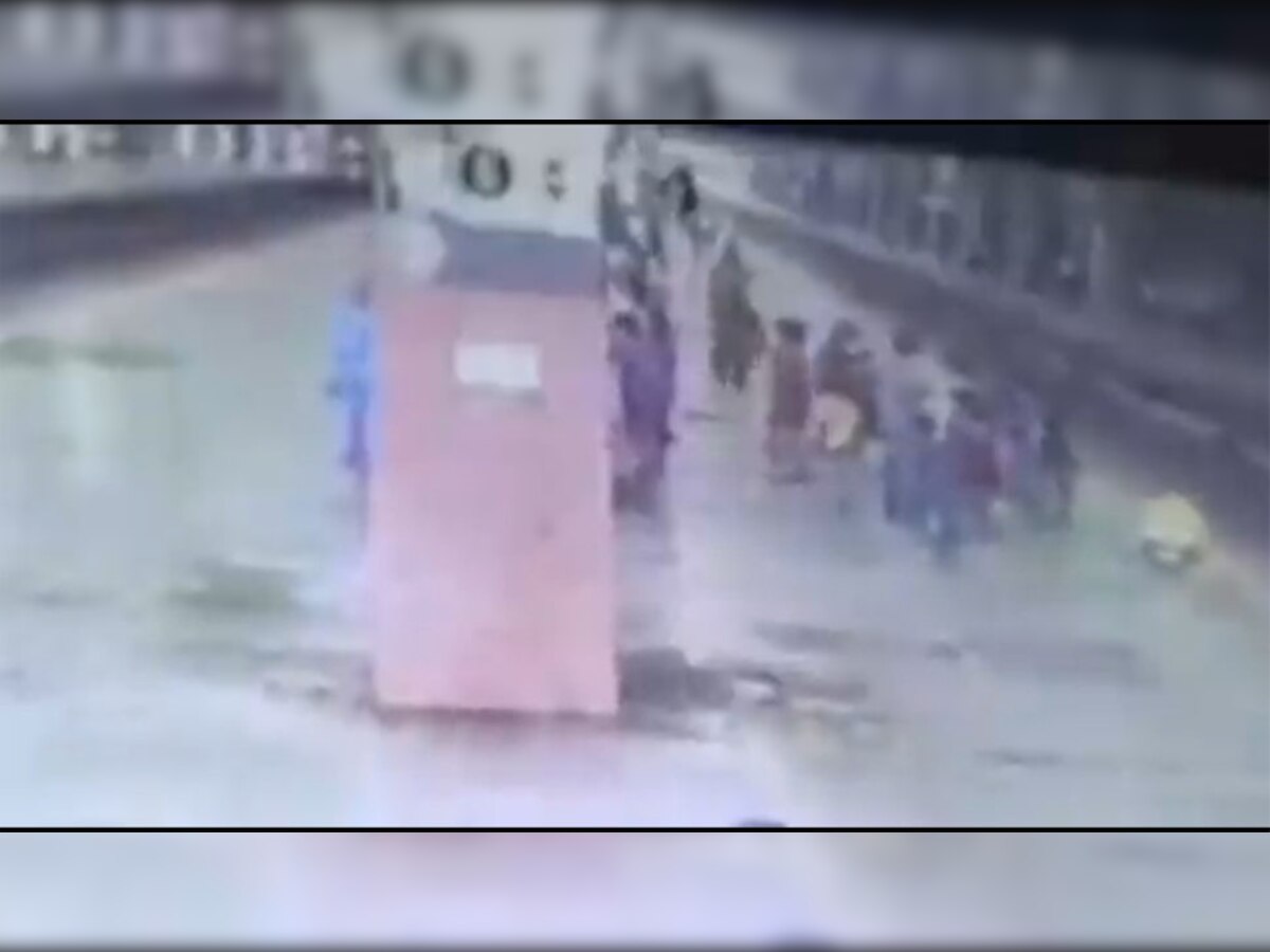 Mumbai: जालिम बाप ने बेटे को स्टेशन पर पटक-पटककर मार डाला, देखिए VIDEO
