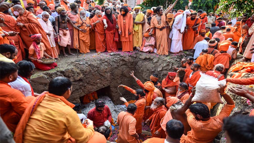 महंत नरेंद्र गिरि को वसियत के मुताबिक दी गई भू समाधि; जांच के लिए SIT गठित