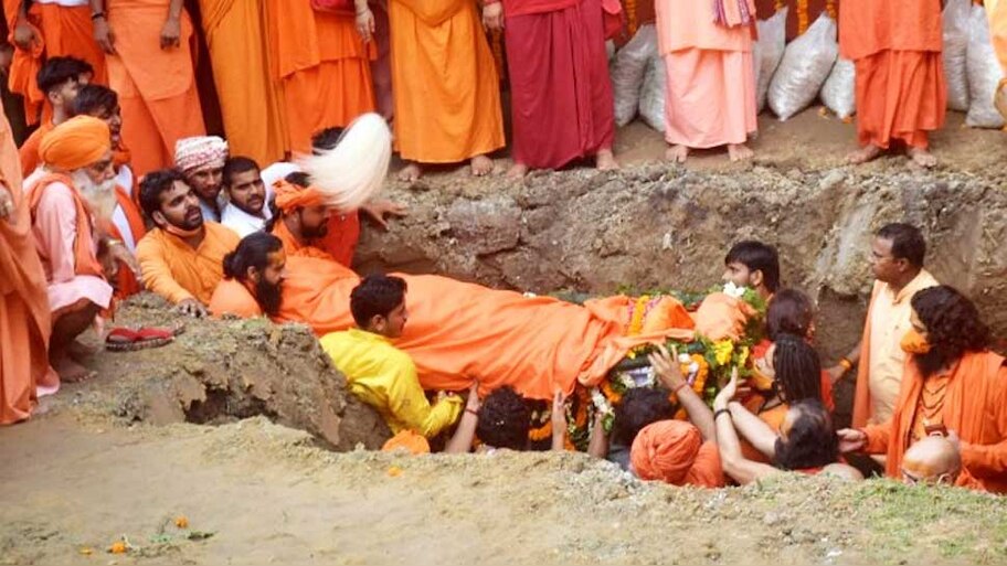 संतों का दाह संस्कार नहीं होता, क्यों दी जाती है भू-समाधि? कितनी पुरानी है यह परंपरा, जानें