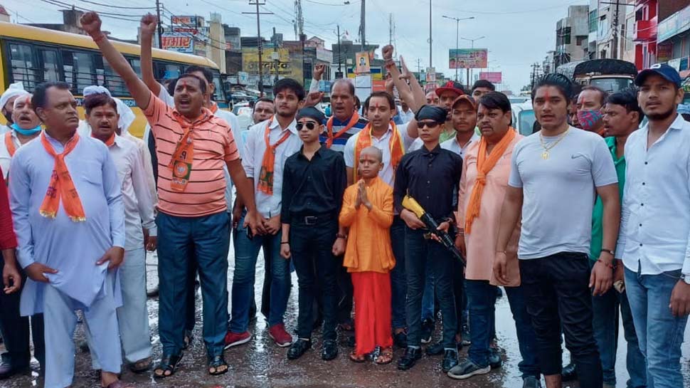 नोएडा में नजर आए 'जूनियर योगी' 'Junior UP CM' seen in Noida