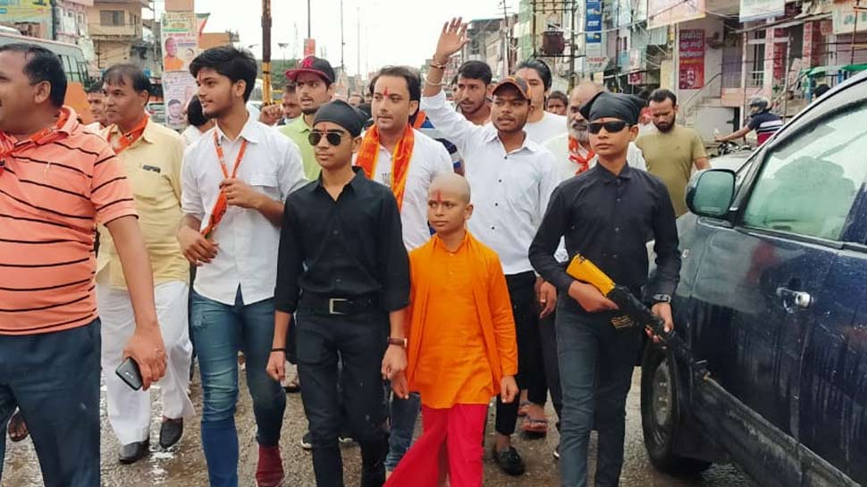 ब्लैक ड्रेस में साथ चल रहे थे गनर Gunner was walking along in black dress