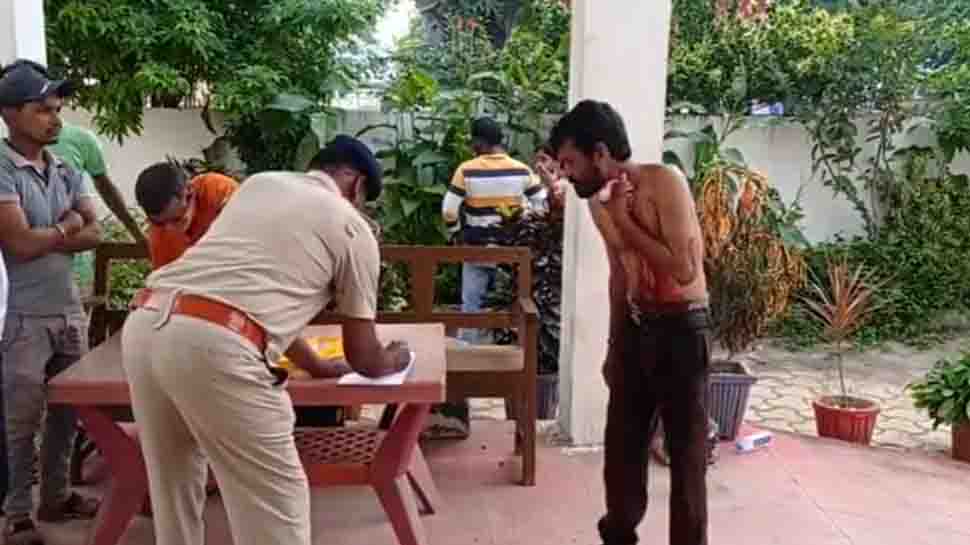 जब लहूलुहान हालत में युवक पहुंचा पुलिस के पास, जान बचाने की लगाई गुहार, कहा- भाई ने मारा जब लहूलुहान हालत में युवक पहुंचा पुलिस के पास, जान बचाने की लगाई गुहार, कहा- भाई ने मारा