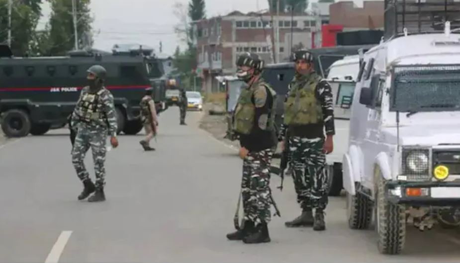 Kashmir: सुरक्षाबलों के साथ मुठभेड़ में आतंकवादी ढेर, बरामद हुए गोला बारूद
