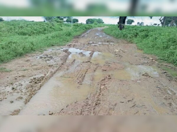पक्की सड़क को तरसता गुमला का एक गांव. (प्रतीकात्मक तस्वीर)