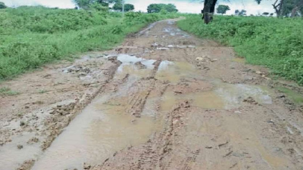 पक्की सड़क को तरसता गुमला का एक गांव. (प्रतीकात्मक तस्वीर) पक्की सड़क को तरसता गुमला का एक गांव. (प्रतीकात्मक तस्वीर)