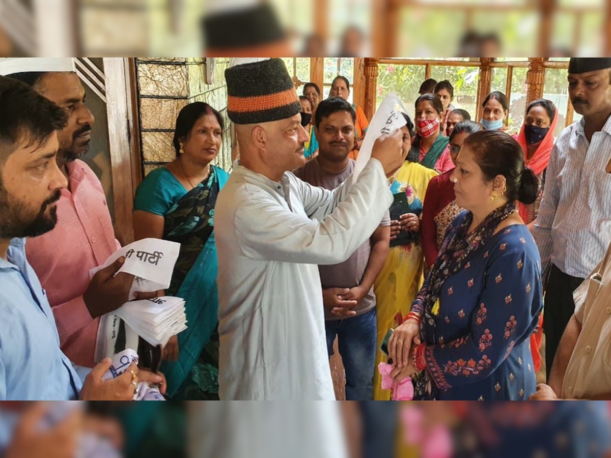 धर्मपुर विधानसभा में BJP को झटका, महानगर महिला मोर्चा उपाध्यक्ष ने समर्थकों संग थामा आप का दामन