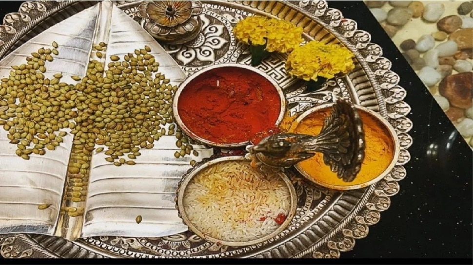 Akshat Remedies: पीले चावल के ये आसान उपाय दूर कर देंगे पैसों से जुड़ी हर परेशानी, जानेंगे तो जरूर करेंगे