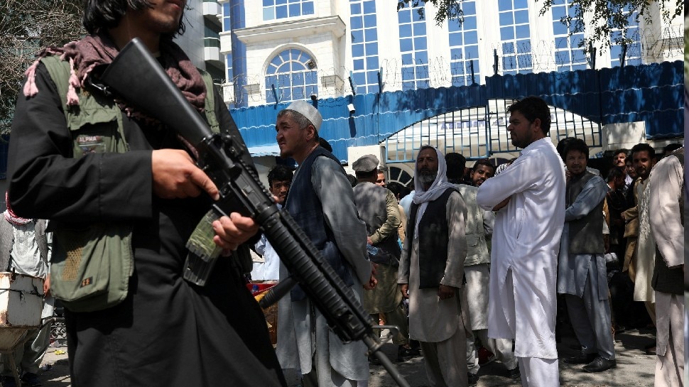 Taliban का खौफनाक चेहरा फिर आया सामने, शख्स को सरेआम फांसी पर लटकाया