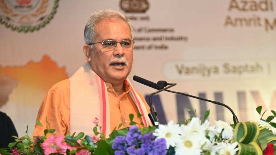 साथ नजर आए बाबा और बघेलः मुख्यमंत्री बोले-'कक्का अभी जिंदा है', सिंहदेव ने कह दी यह बात