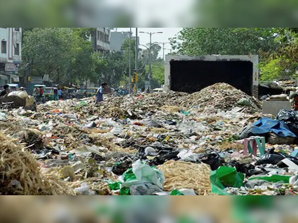 सड़कों पर अब कूड़ा फेंकनेवालों से वसूला जाएगा जुर्माना. (प्रतीकात्मक तस्वीर)
