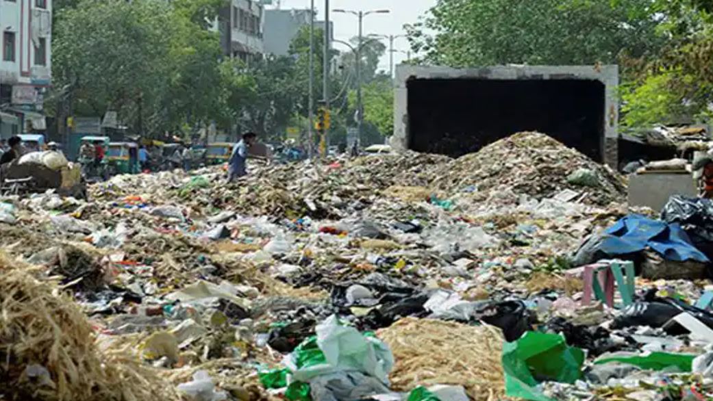 सड़कों पर अब कूड़ा फेंकनेवालों से वसूला जाएगा जुर्माना. (प्रतीकात्मक तस्वीर) सड़कों पर अब कूड़ा फेंकनेवालों से वसूला जाएगा जुर्माना. (प्रतीकात्मक तस्वीर)