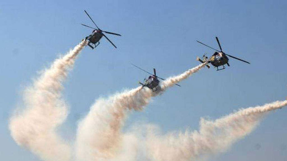Indian Air Force Mega Show: कश्मीर की डल झील के ऊपर वायु सेना का मेगा शो, लड़ाकू विमानों ने आसमान में दिखाया करतब