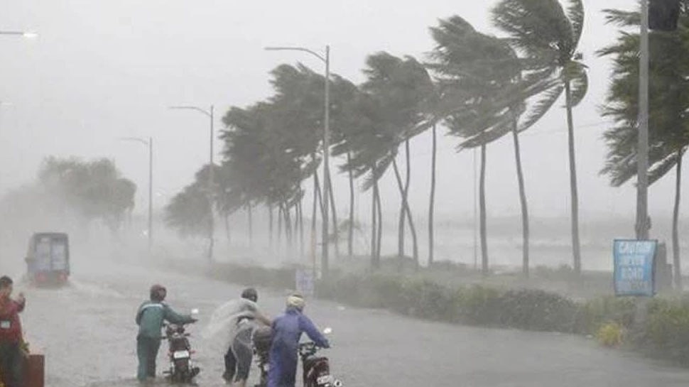 Cyclone Gulab: ओडिशा-आंध्र प्रदेश में जोरदार बारिश शुरू, श्रीकाकुलम से 1100 लोगों को किया गया रेस्क्यू