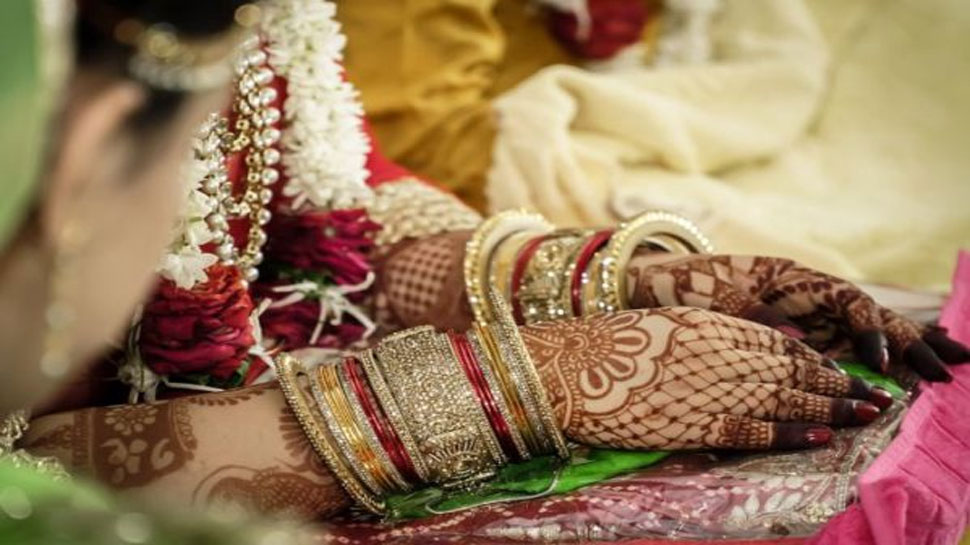 नई नवेली दुल्हन ने रात में दूल्हे के साथ किया ऐसा काम, सदमे में परिवार नई नवेली दुल्हन ने रात में दूल्हे के साथ किया ऐसा काम, सदमे में परिवार