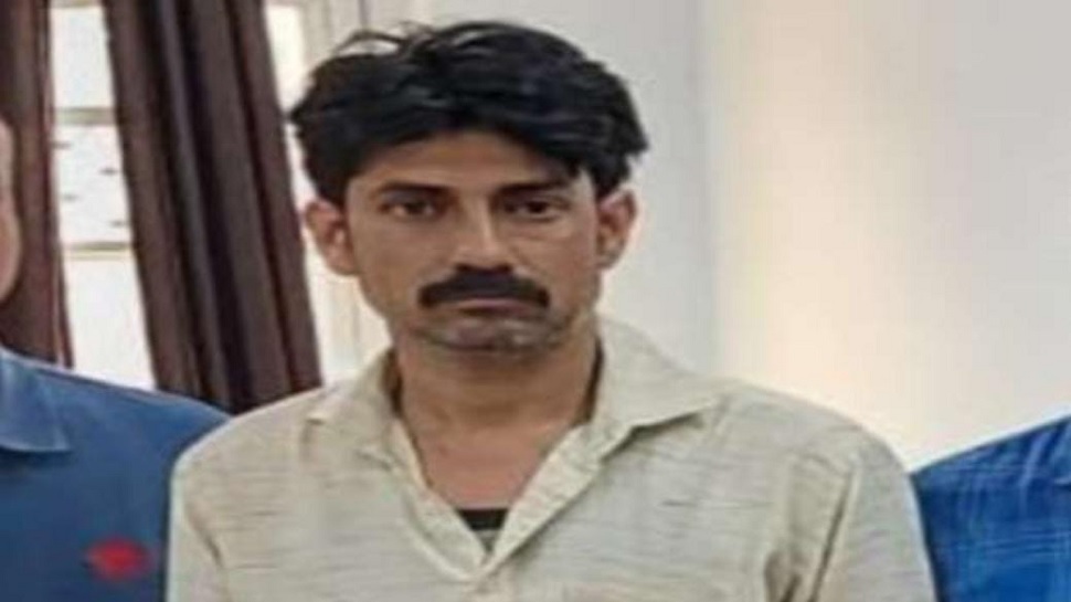 आगरा: CGST टीम की बड़ी कार्रवाई, 700 करोड़ का फर्जी कारोबार चलाने वाला मास्टर माइंड गिरफ्तार आगरा: CGST टीम की बड़ी कार्रवाई, 700 करोड़ का फर्जी कारोबार चलाने वाला मास्टर माइंड गिरफ्तार