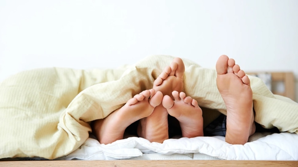 Study says men with big feet have affairs more than those with small ones |  सर्वे में दावा: बड़े पैर वाले पुरुष होते हैं धोखेबाज, Partner से छिपकर  चलाते हैं Affair |