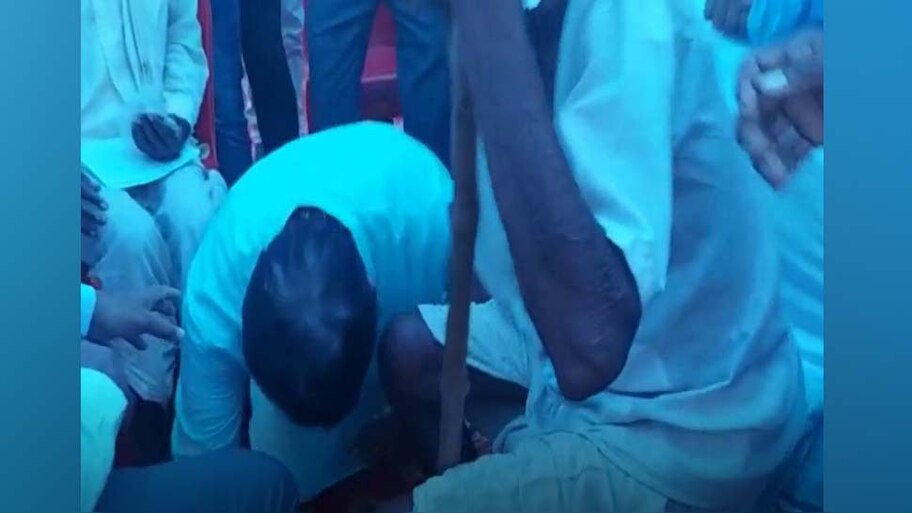 बुजुर्ग किसान से ऊर्जा विभाग के अधिकारी ने ली रिश्वत, शिवराज के मंत्री ने पैरों पर सिर रखकर मांगी माफी