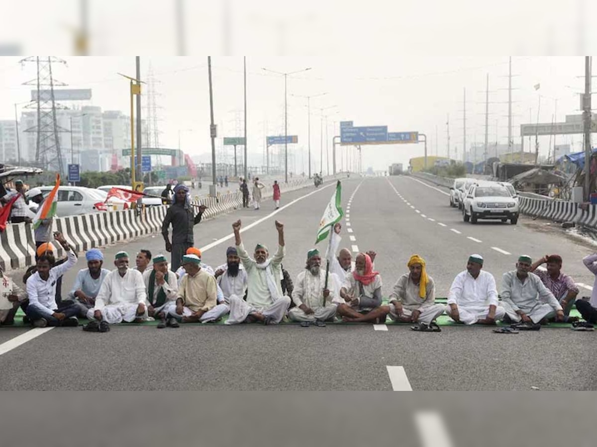 भारत बंध के समर्थन में गाजीपुर बॉर्डर के पास दिल्ली-मेरठ एक्सप्रेस पर बैठे किसान.