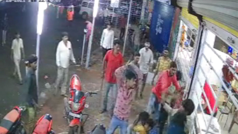 शराब की दुकान के बाहर मारपीट, वीडियो वायरल होने के बाद हरकत में आई पुलिस शराब की दुकान के बाहर मारपीट, वीडियो वायरल होने के बाद हरकत में आई पुलिस