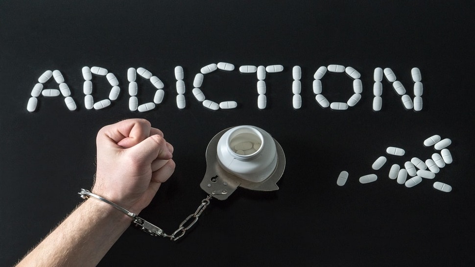 Addiction: किसी एडिक्शन के शिकार व्यक्ति की देखभाल कैसे करें, जानें टिप्स