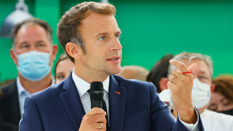 भीड़ में से राष्ट्रपति की ओर फेंका गया अंडा भीड़ में से राष्ट्रपति की ओर फेंका गया अंडा