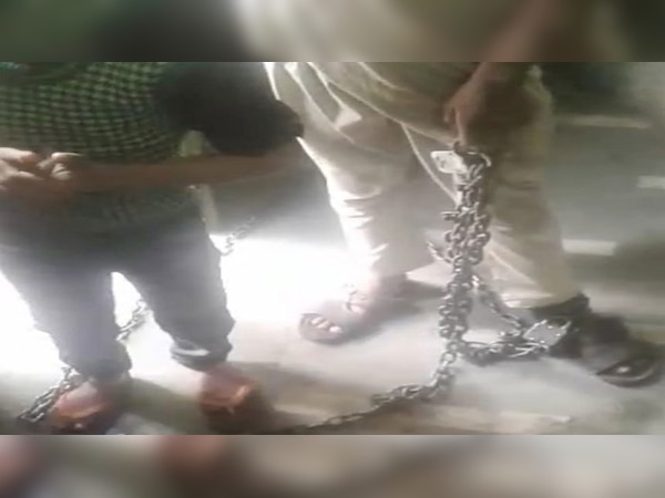 बच्चों के पैर में बंधी थी जंजीर का वीडियो हुआ वायरल