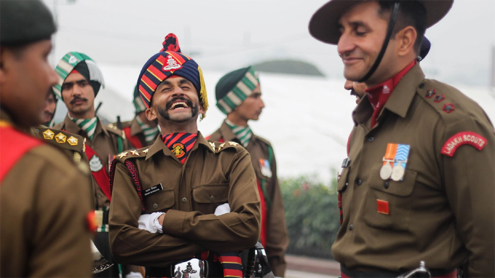 सेना में लेफ्टिनेंट जनरल को जूनियर रैंक के कर्नल से मिलती है कम सैलरी, जानें क्या है वजह सेना में लेफ्टिनेंट जनरल को जूनियर रैंक के कर्नल से मिलती है कम सैलरी, जानें क्या है वजह