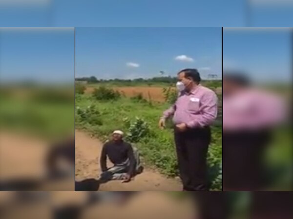 सड़क पर दिव्यांग से बात करते कलेक्टर संजय मिश्रा