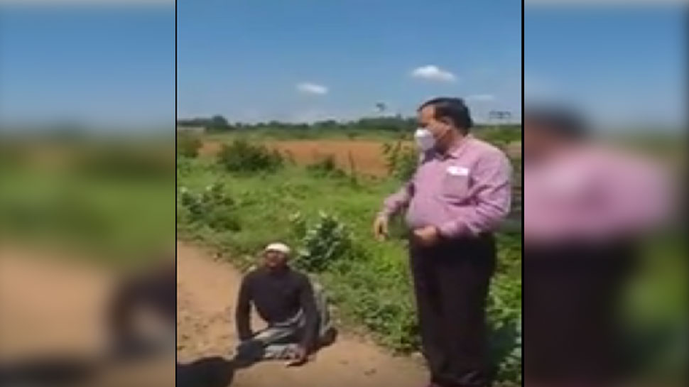 सड़क पर दिव्यांग से बात करते कलेक्टर संजय मिश्रा सड़क पर दिव्यांग से बात करते कलेक्टर संजय मिश्रा