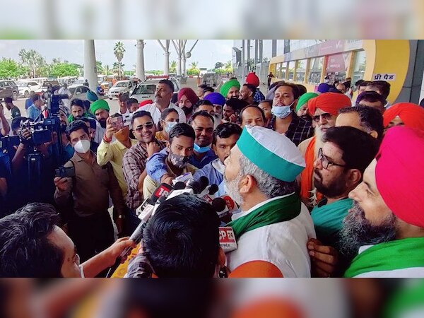 राकेश टिकैत रायपुर एयरपोर्ट पर