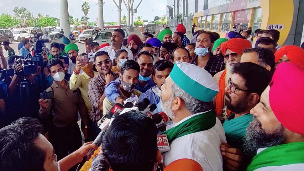 राकेश टिकैत रायपुर एयरपोर्ट पर राकेश टिकैत रायपुर एयरपोर्ट पर