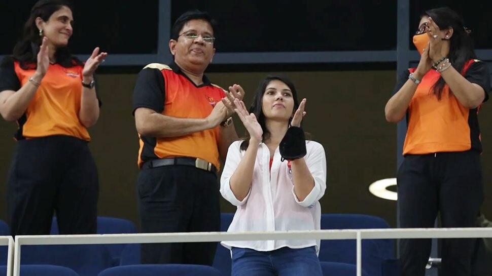 IPL 2021: आखिरकार SRH की 'Mystery Girl' Kaviya Maran के चेहरे पर दिखी मुस्कान, फैंस ने यूं किया रिएक्ट