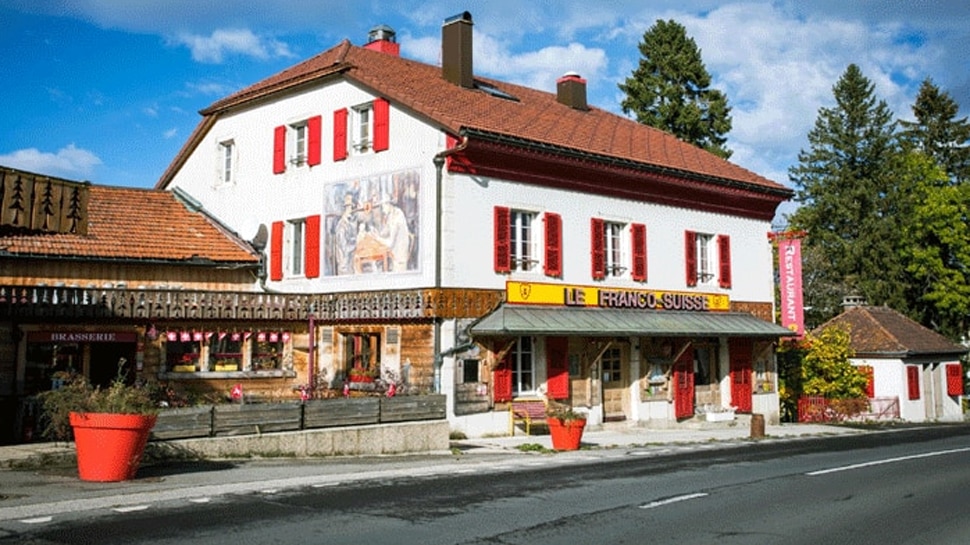 फ्रांस और स्विट्जरलैंड बॉर्डर पर बसा hotel is located in La Cure area